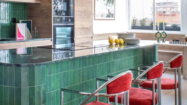 Cocina con azulejos en la isla central