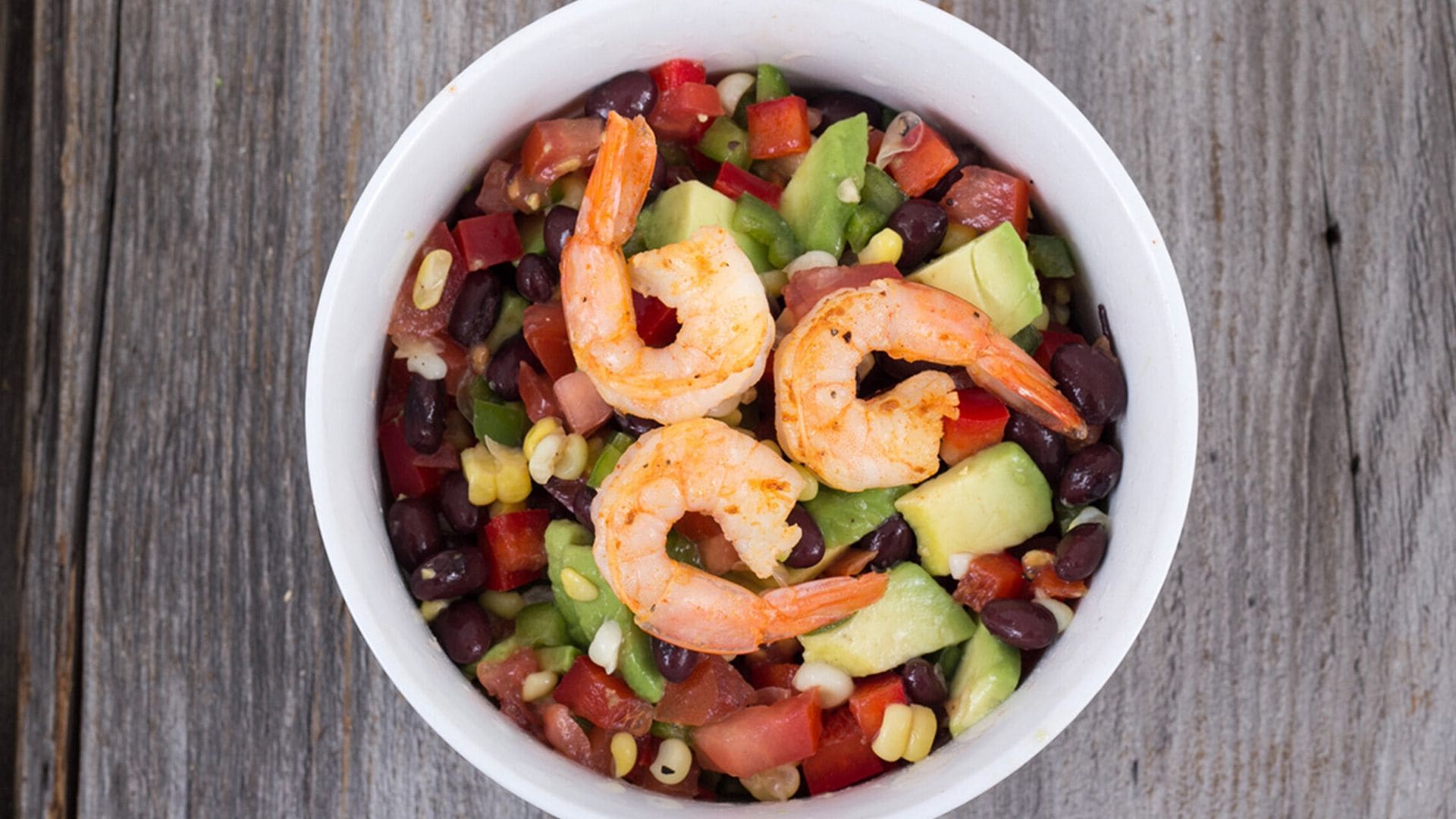 Ensalada de frijoles con aguacate y gambas