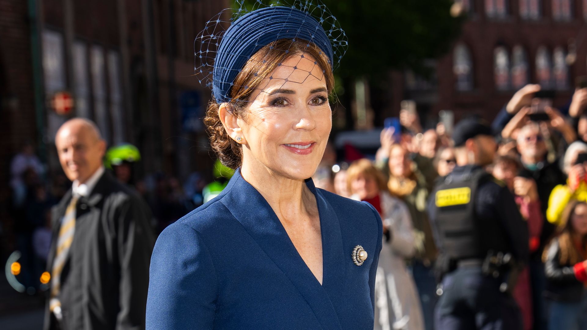La reina Mary y su emotivo homenaje a Dinamarca con vestido azul y broche histórico de perlas