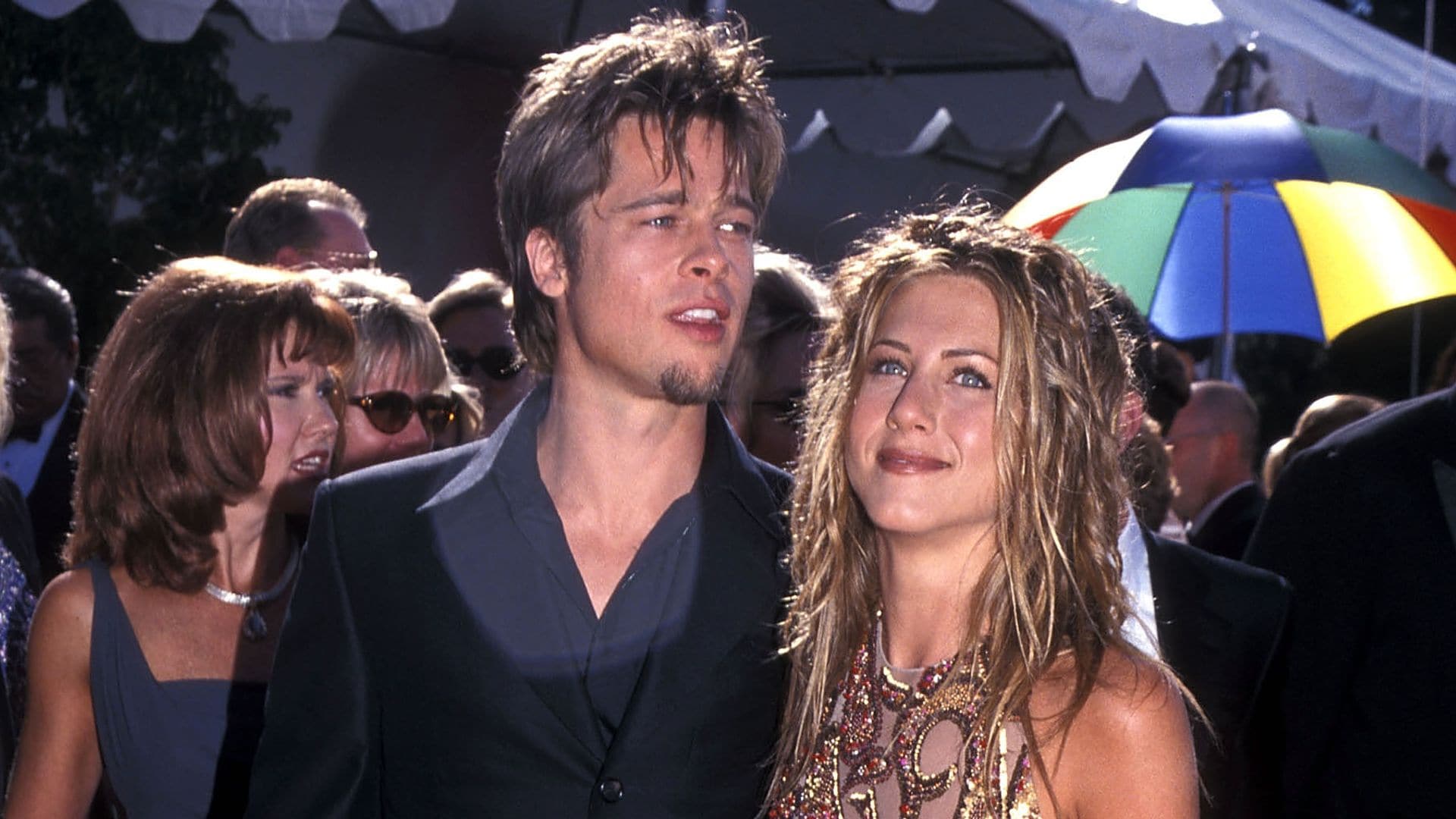 Jennifer Aniston confirmó su relación con Brad Pitt en los Premios Emmy y su look nos sigue enamorando 26 años después