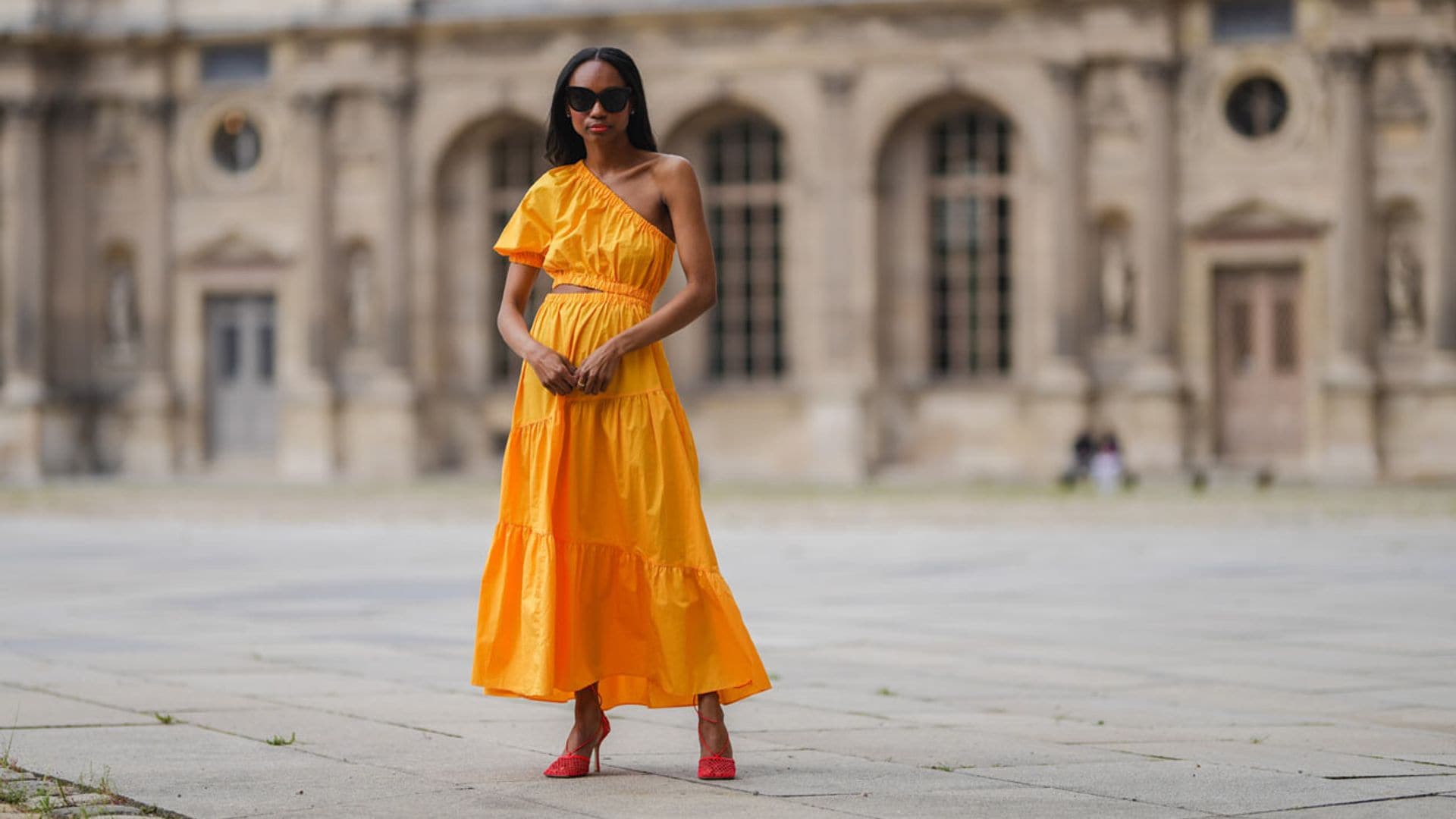 Vestidos con aberturas en la cintura, la tendencia que más estiliza cuando no quieres llevar tacones