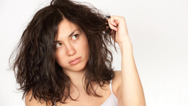 mujer con problemas de frizz