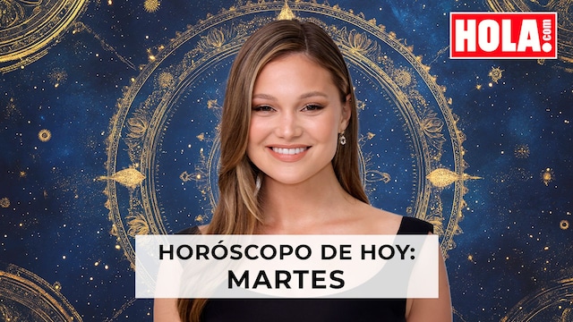 Olivia Holt con la rueda del zodiaco detrás 