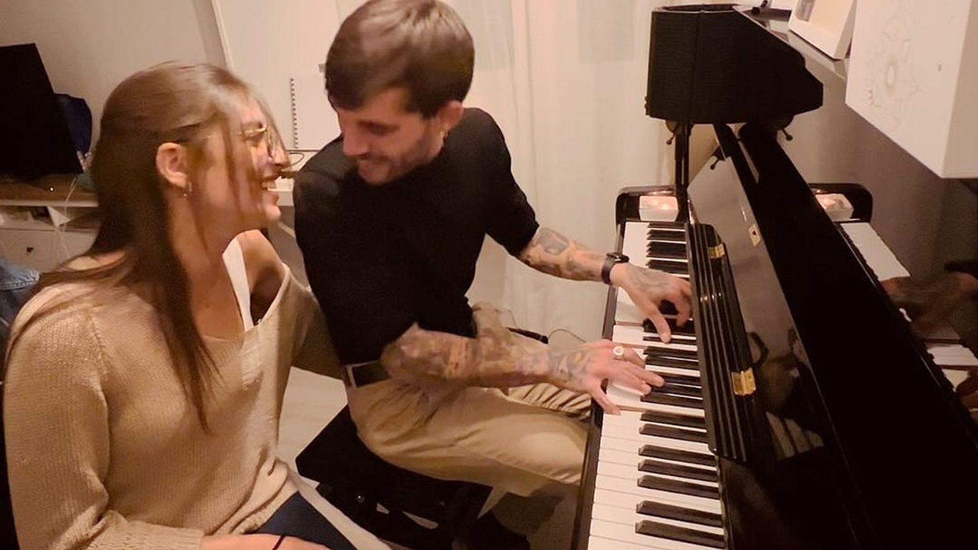Ana Guerra y Víctor Elías hacen oficial su relación por San Valentín ¡con este beso!