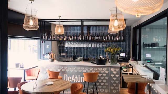 Barra y mesas altas del restaurante DeAtún de la madrileña calle Ponzano.