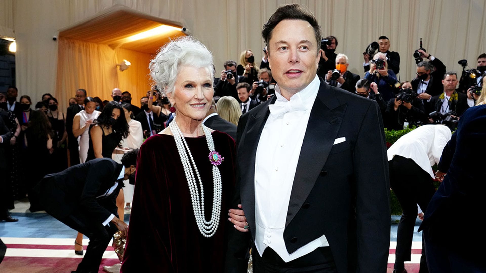 La extraordinaria vida de la madre de Elon Musk con la que ha reaparecido tras comprar Twitter