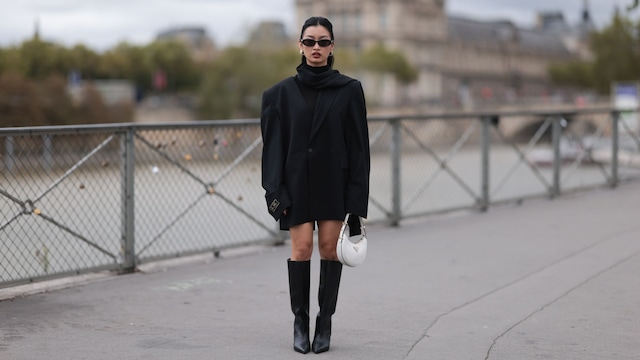 vestido blazer con botas negras y bufanda