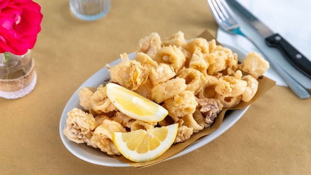 Bandeja con fritura de pescado