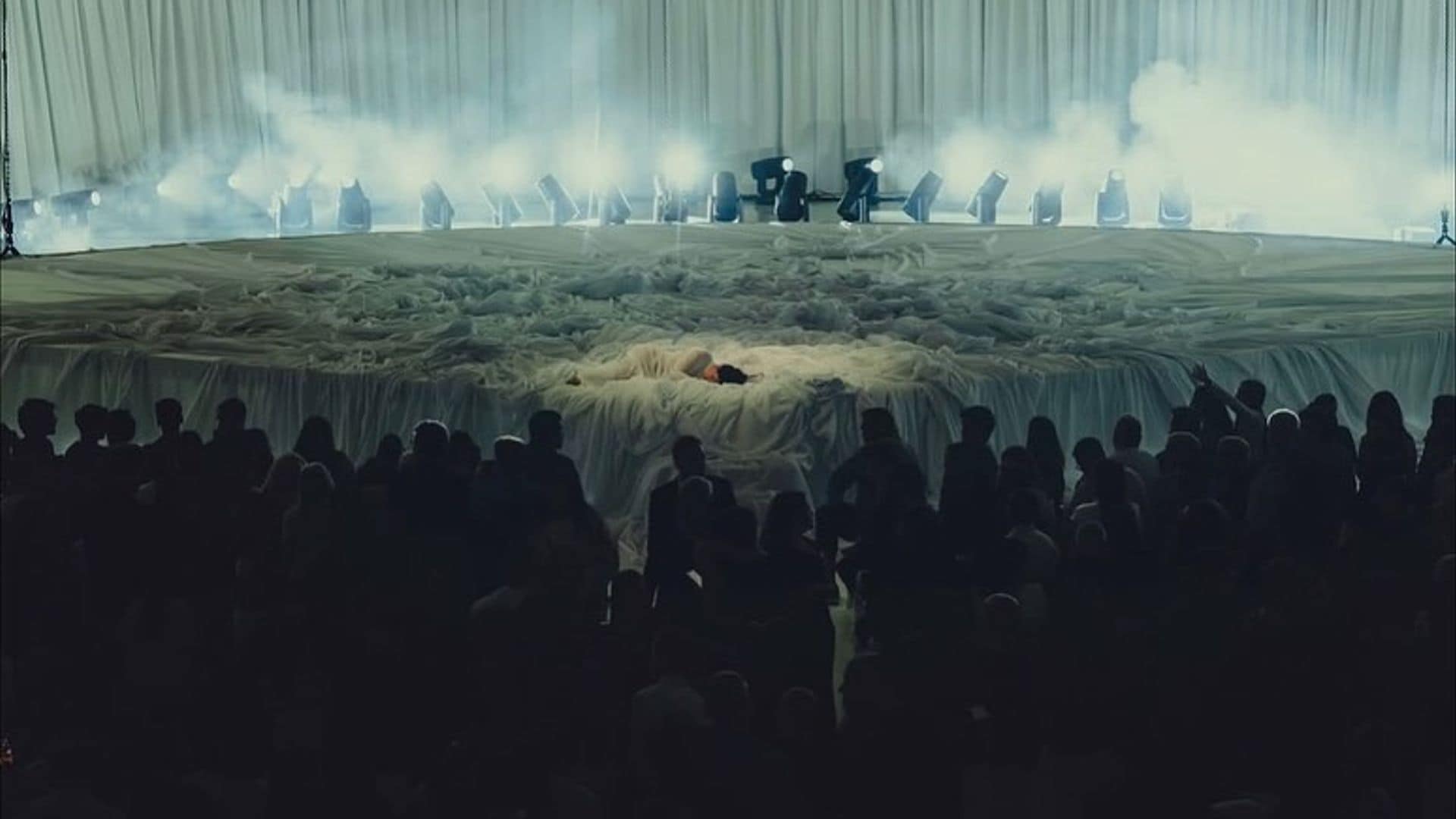 El vestido de la cantante se camuflajeó en el escenario