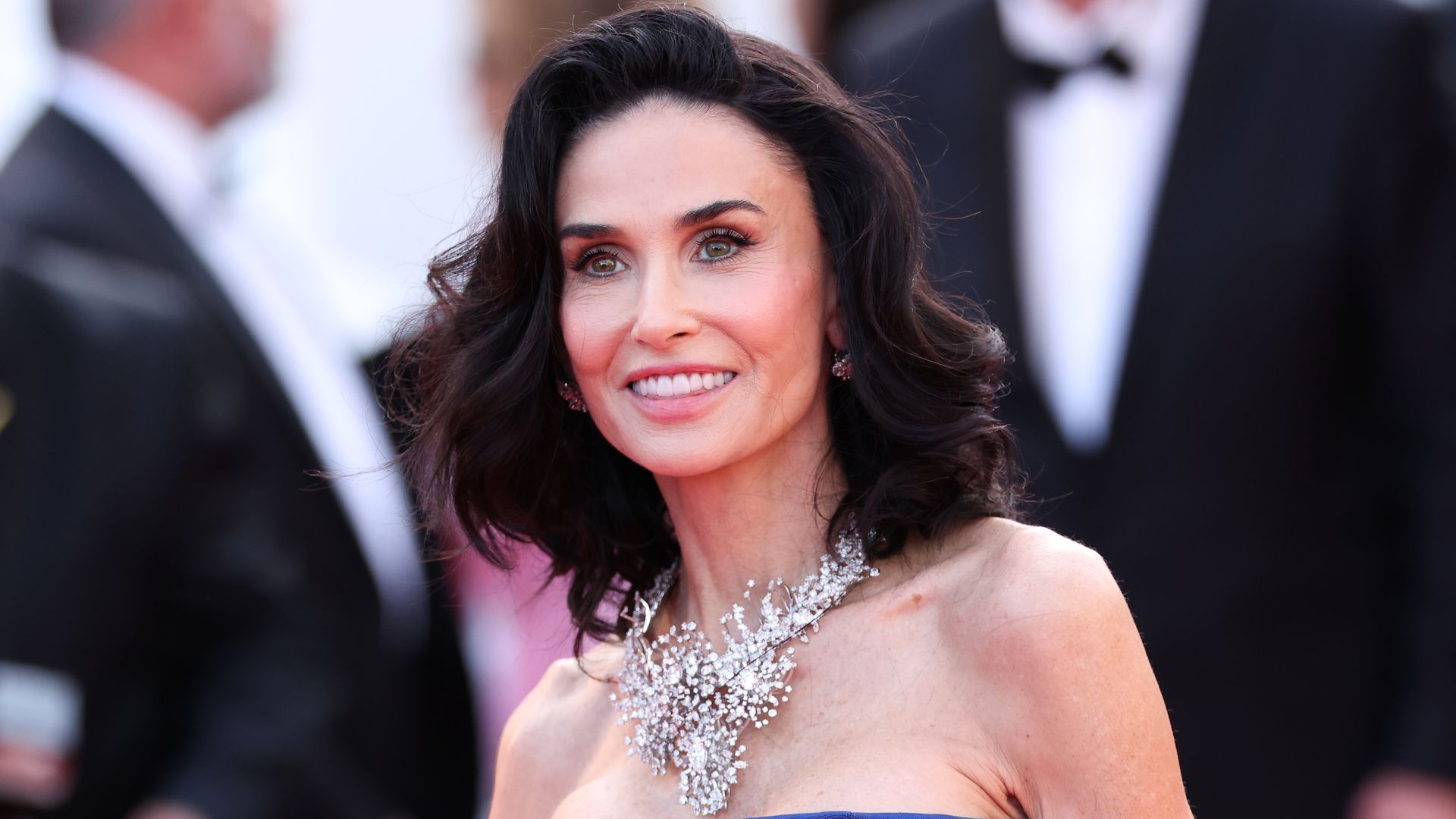 Demi Moore en el estreno de La Bola Negra en Cannes con melena midi y vestido palabra de honor azul
