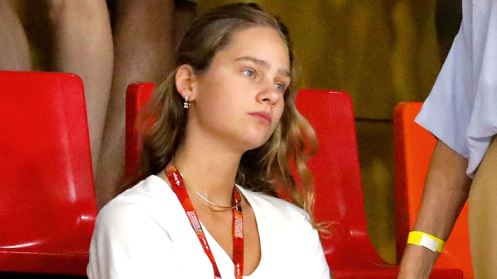 Irene Urdangarin sujetando la mano a su madre, la infanta Cristina