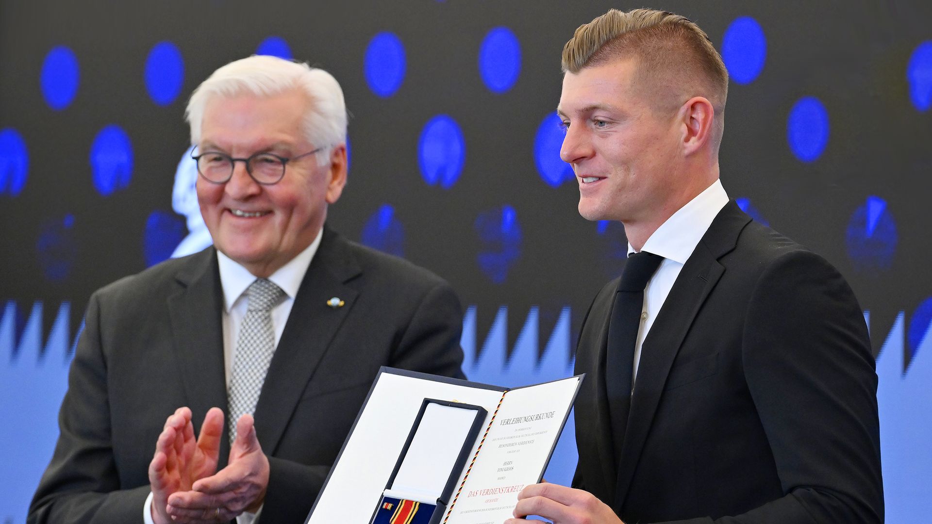 Toni Kroos recibe la Cruz de Caballero de la Orden del Mérito de Alemania en el Bernabéu de manos del presidente alemán Frank-Walter Steinmeier