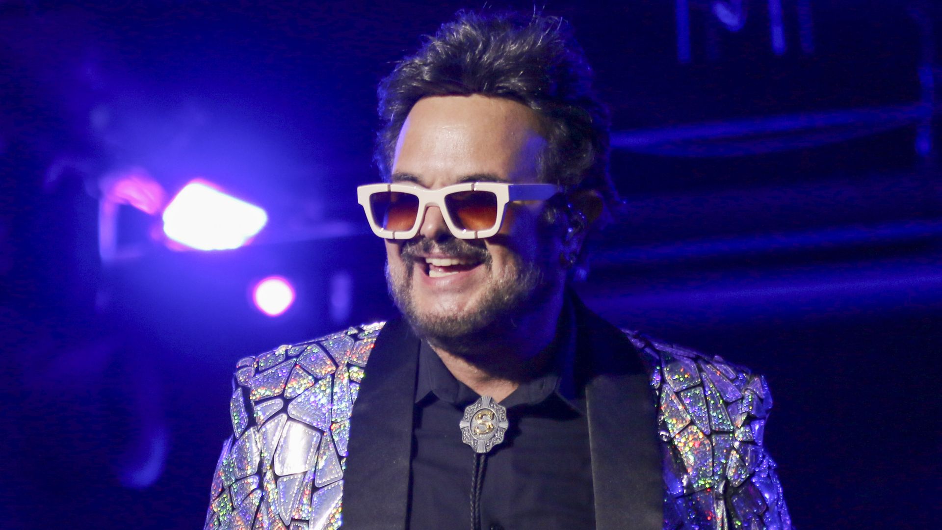 Aleks Syntek 'regaña' a fans en concierto de la Independencia: 'Entre más me digas eso, menos voy a cantar'