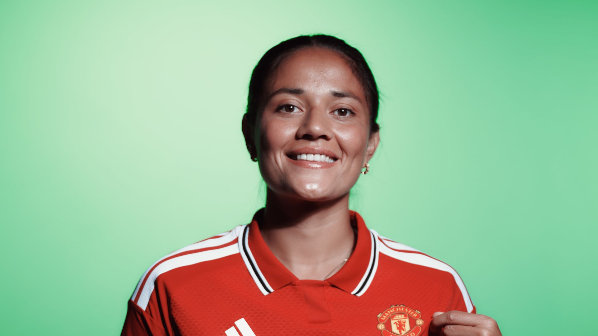 Rebeca Bernal del Manchester United femenil posa con el jersey del club en el Carrington Training Ground el 2 de septiembre de 2026, en Manchester, Inglaterra.