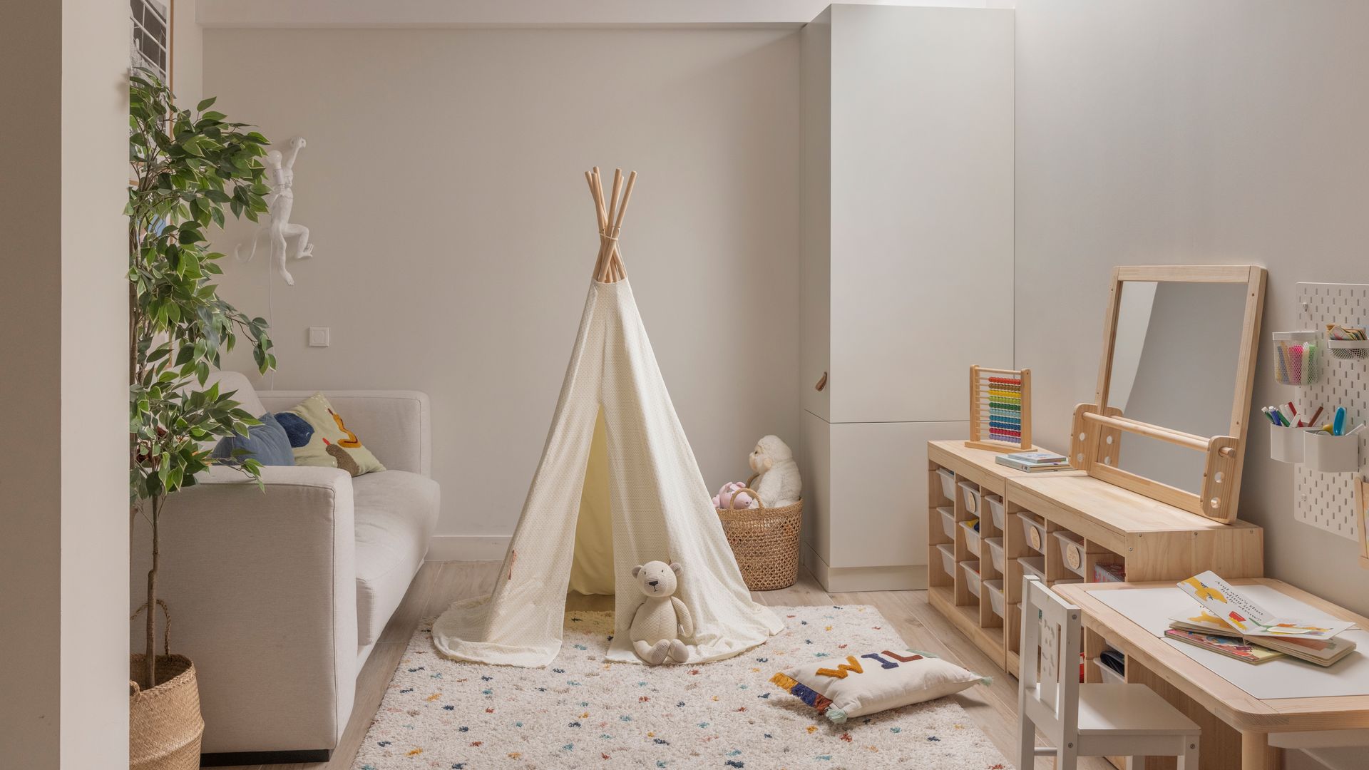 Zona infantil con muebles para organizar juguetes