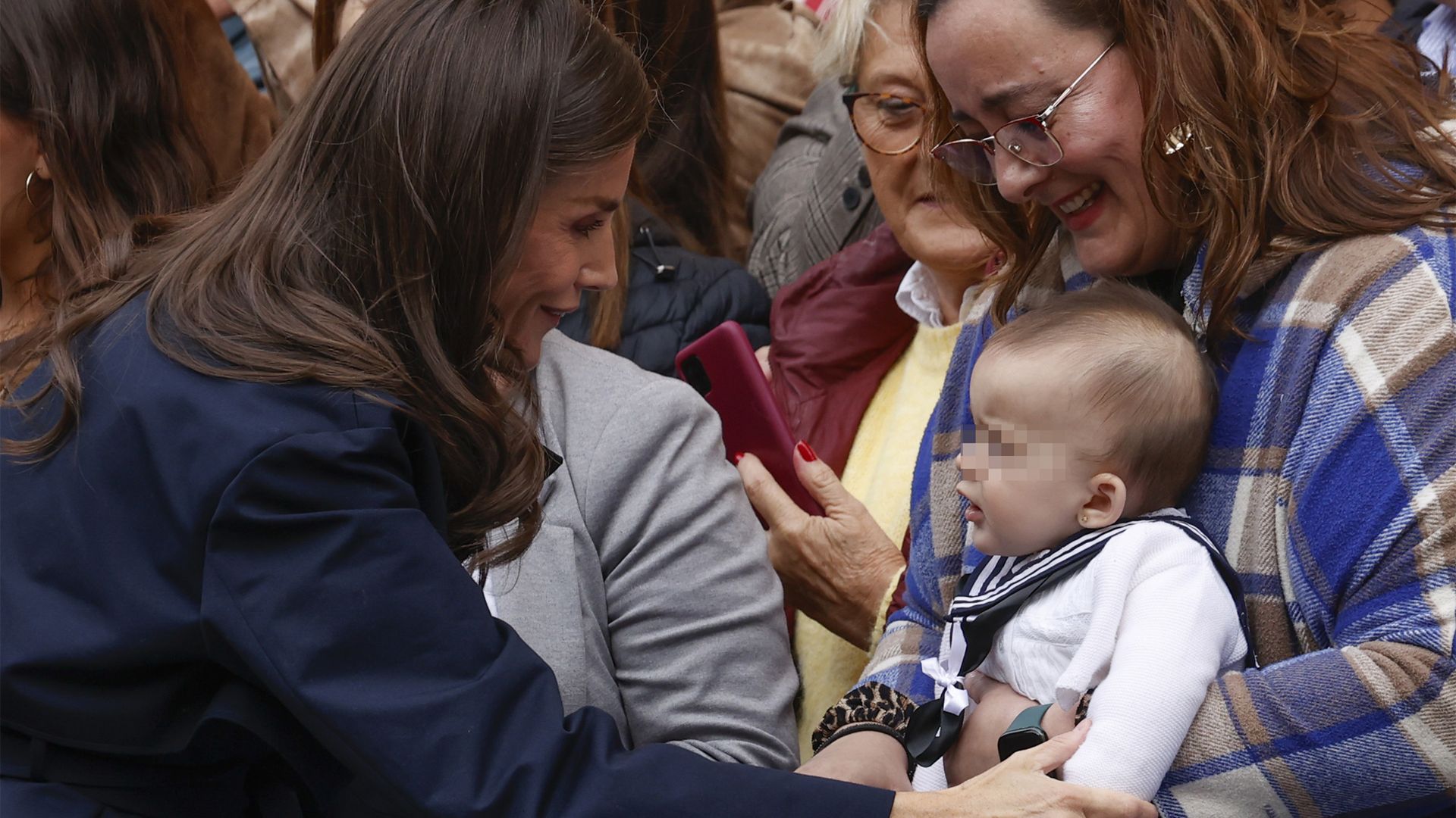 La reina Letizia sorprende con gabardina y el bajo deshilachado de sus vaqueros en su look más cercano y juvenil