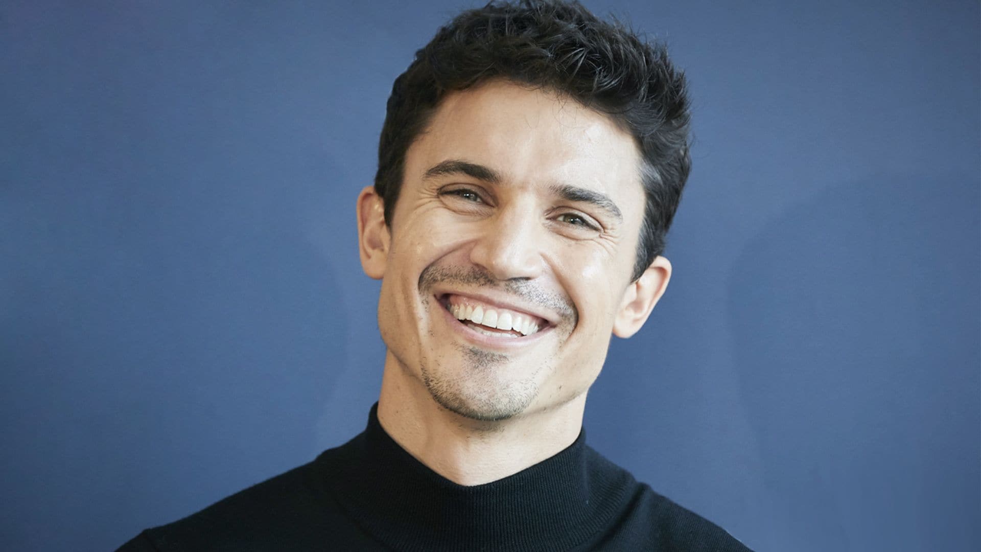 Álex González 'pide perdón' a su novia por su nuevo look