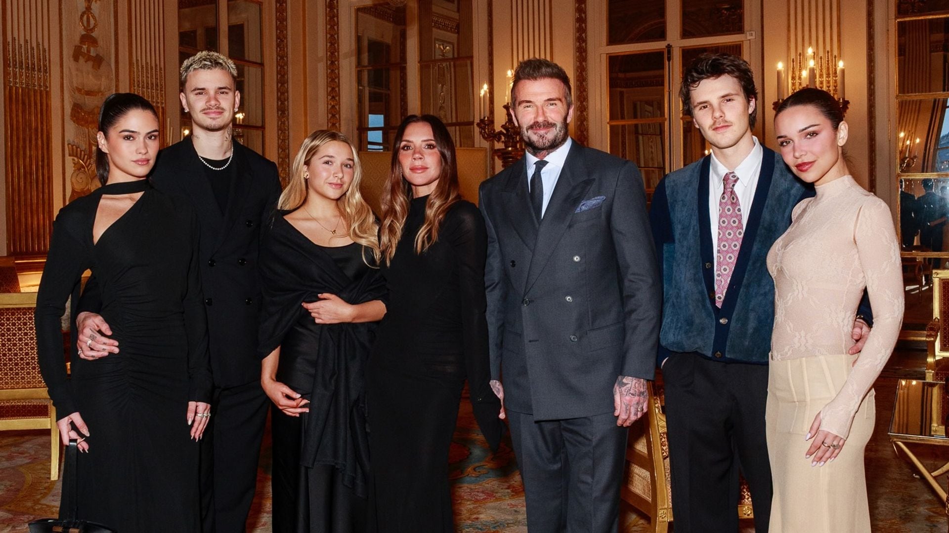 Victoria Beckham posó junto a su esposo David, sus hijos Harper, Cruz y Romeo, y sus respectivas novias.
