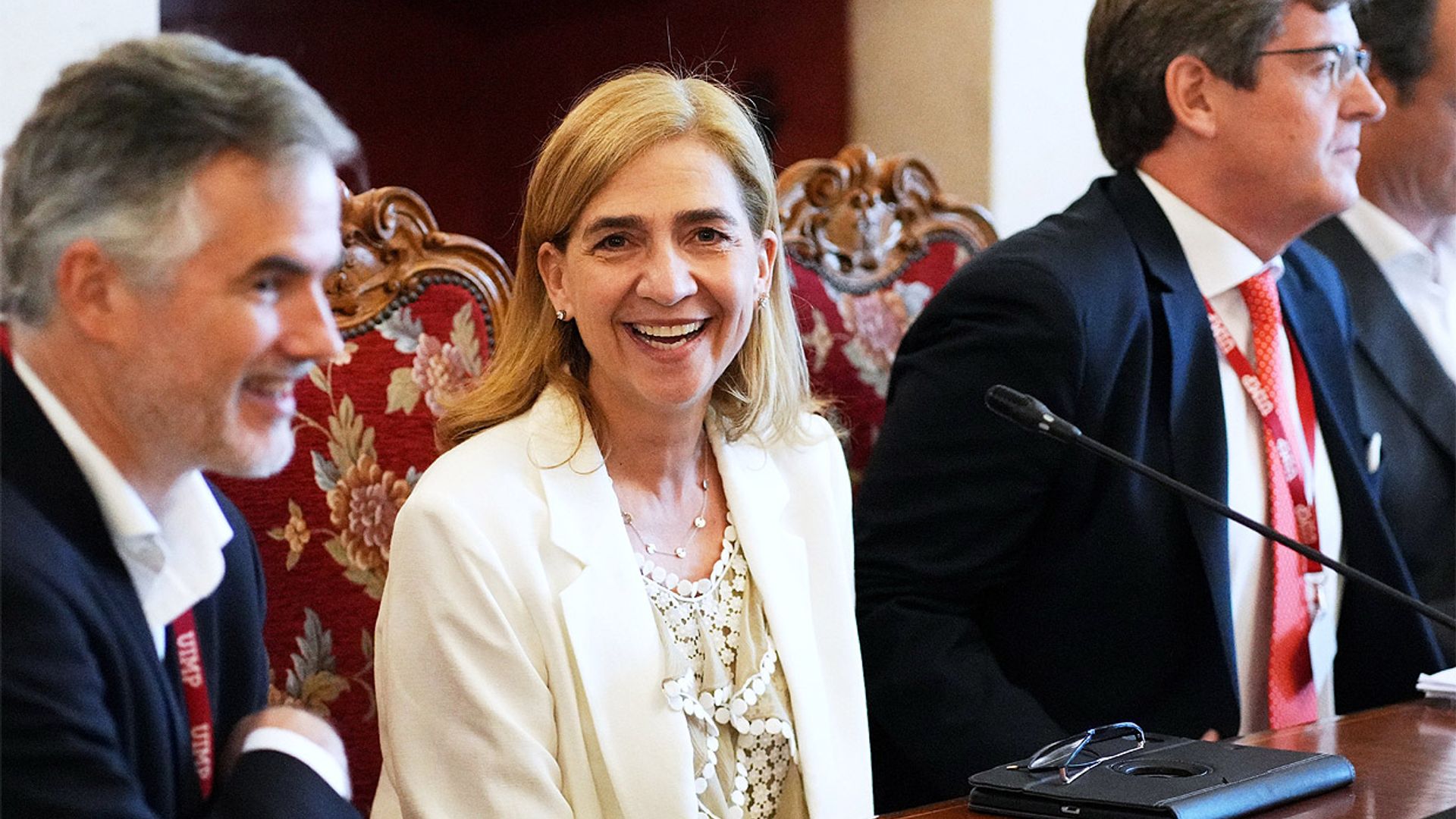 La gran sonrisa de la infanta Cristina en una cita en el Palacio de la Magdalena