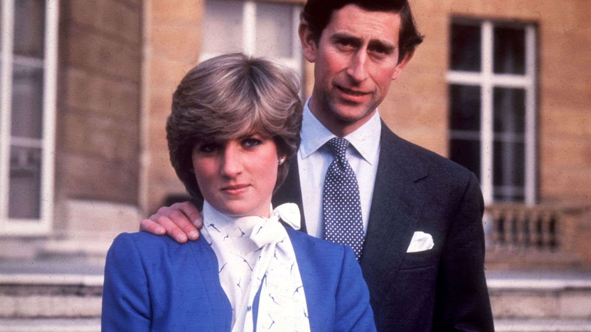 De su anillazo a la blusa 'pussy bow': el esperado look de Diana que también verás en 'The Crown'