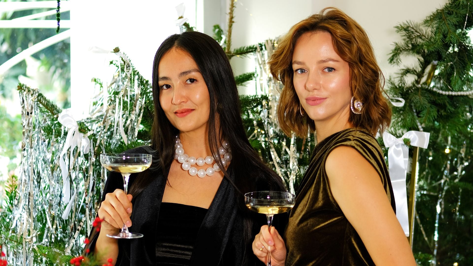 Dos amigas celebrando la Navidad