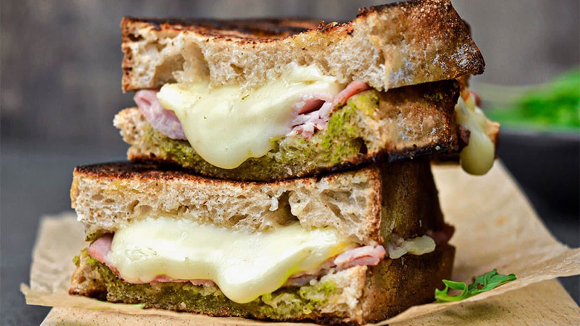 Sándwich mixto con salsa pesto