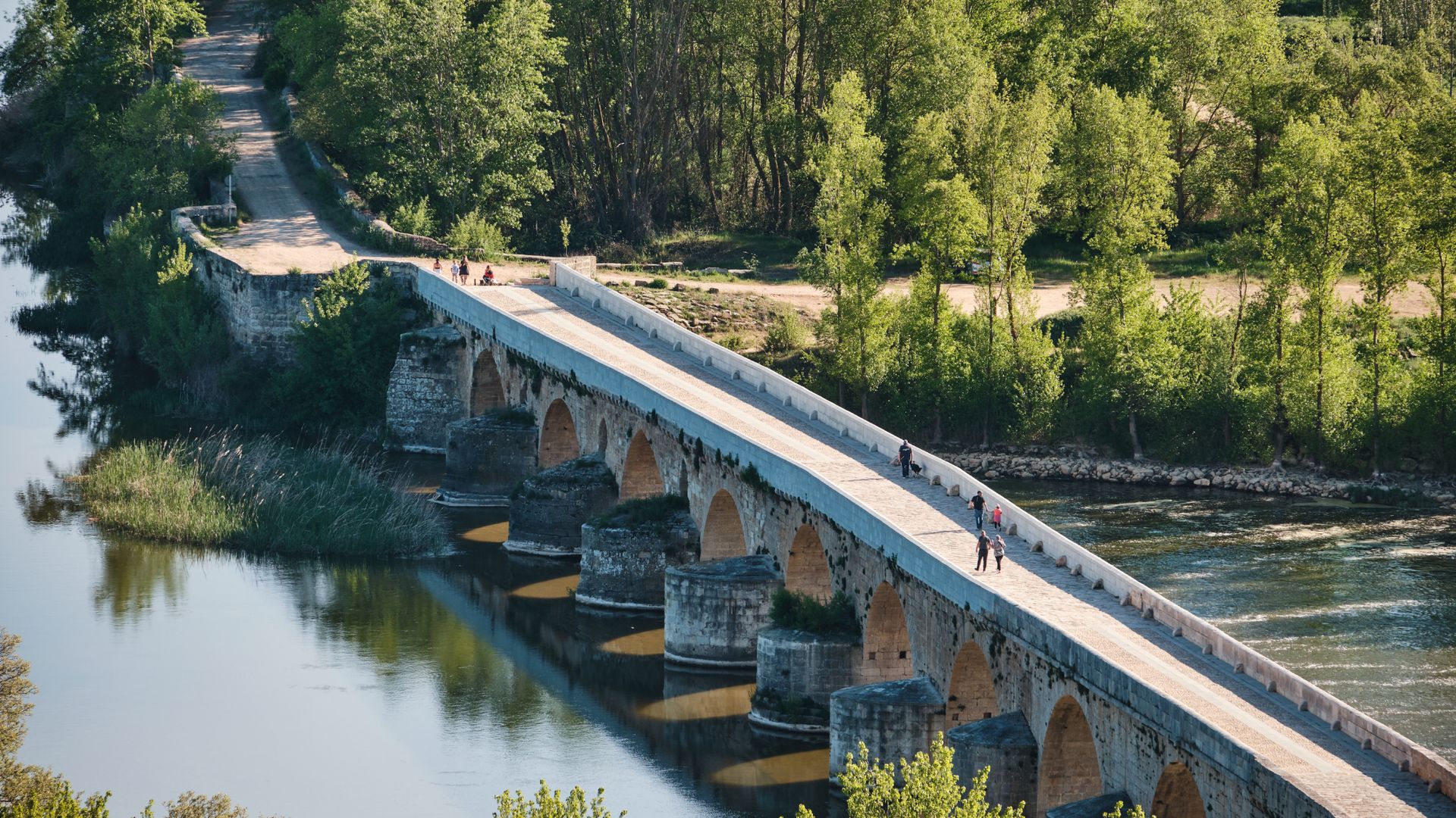 Río Duero y puente desde el mirador de El Espolón en Toro, Zamora