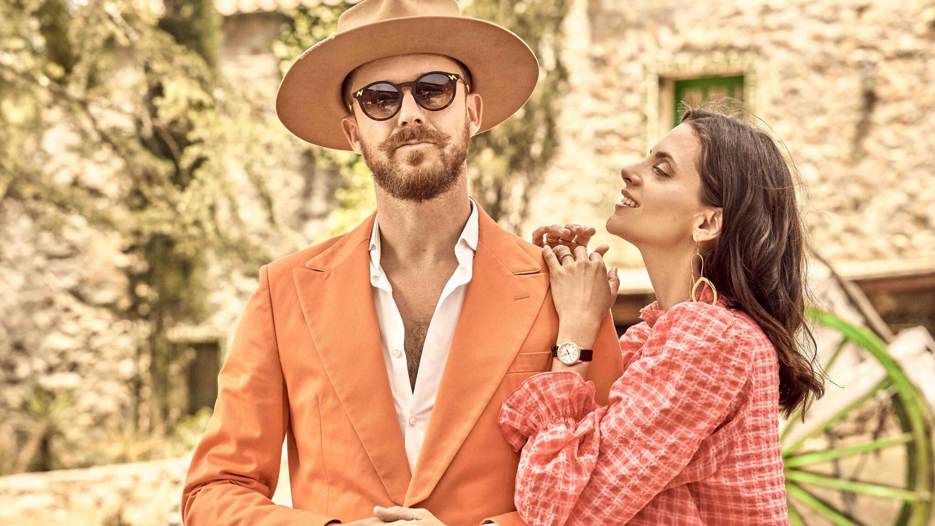 Macarena Gómez y Aldo Comas nos descubren la ruta más divertida para vivir, bailar y comerse Barcelona