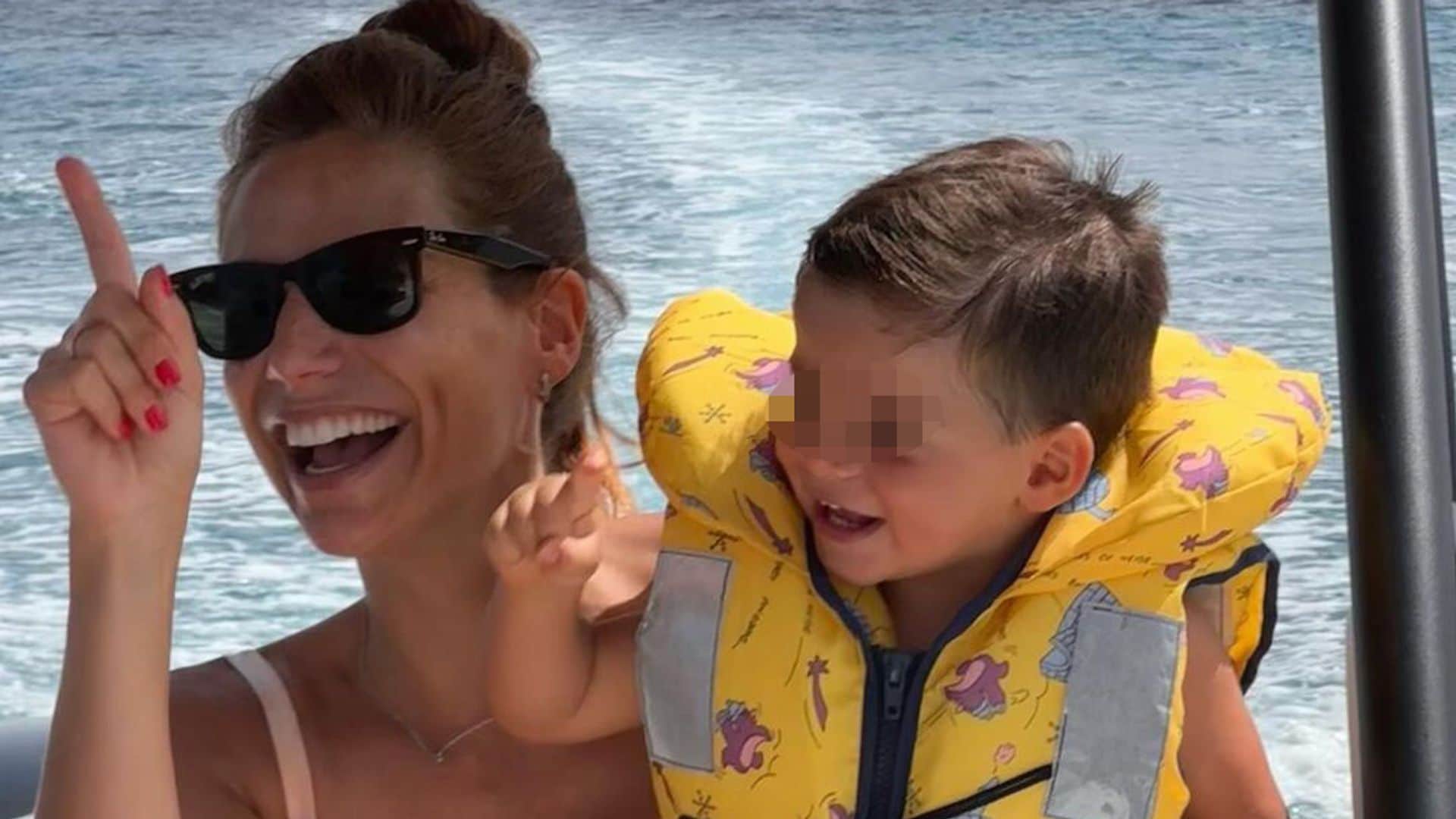 Lucía Villalón, vacaciones en familia tras afrontar un nuevo embarazo lleno de incertidumbre