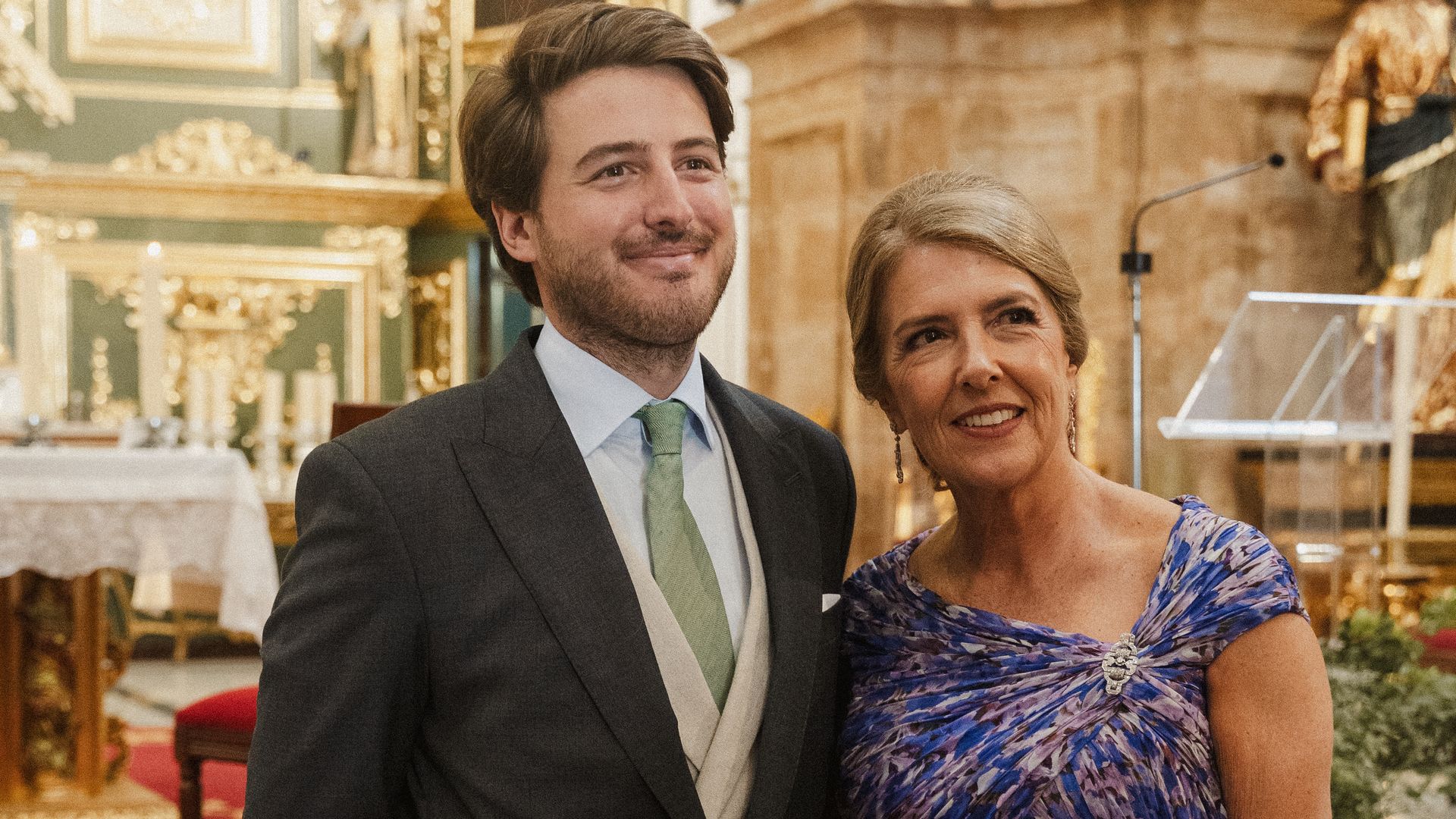 Madrina de boda en Marbella con vestido estampado de Diego Estrada y broche joya