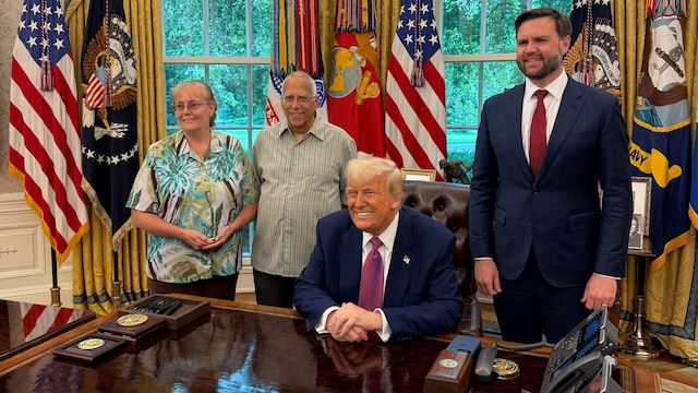 Donald Trump recibió en la Casa Blanca a Louis Prevost, hermano del papa León XIV.
