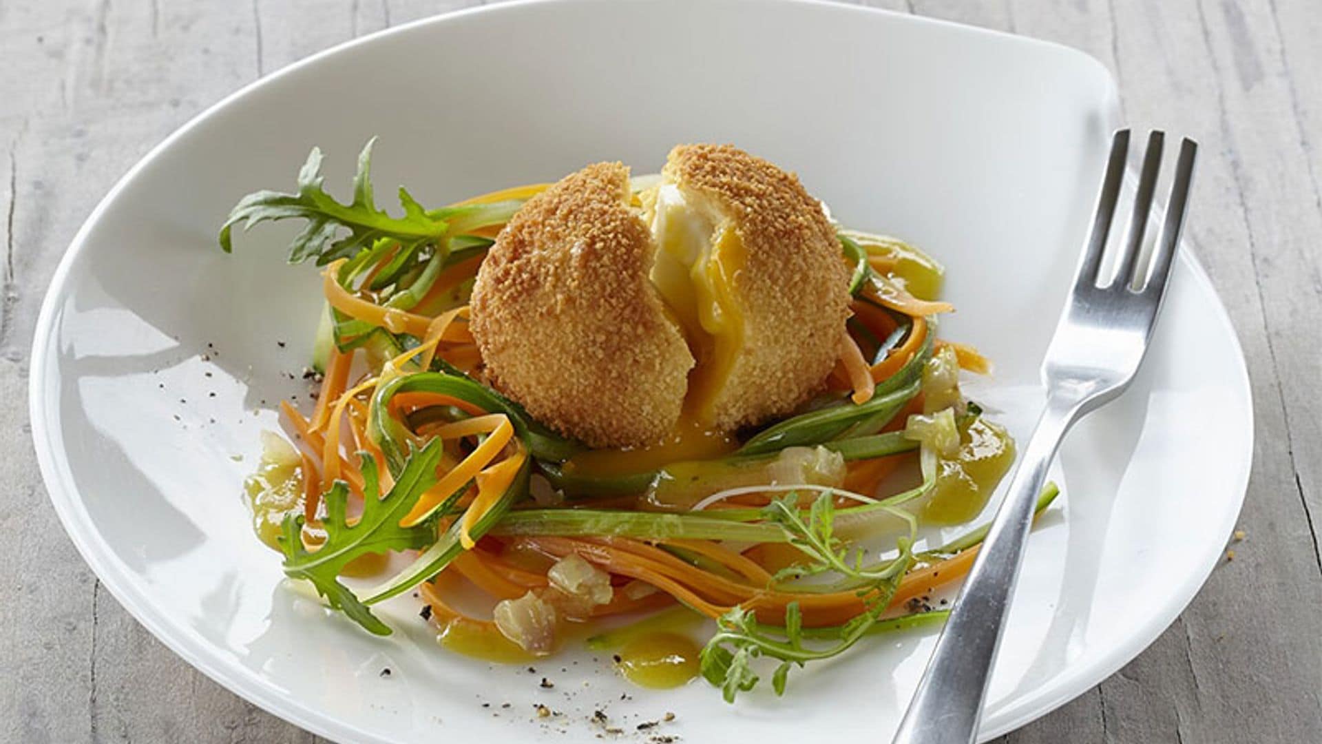 Huevos encapotados sobre cama de verduras