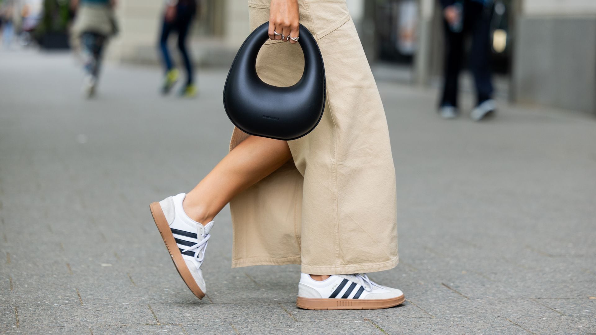 Zapatillas de Adidas blancas y grises con líneas negras