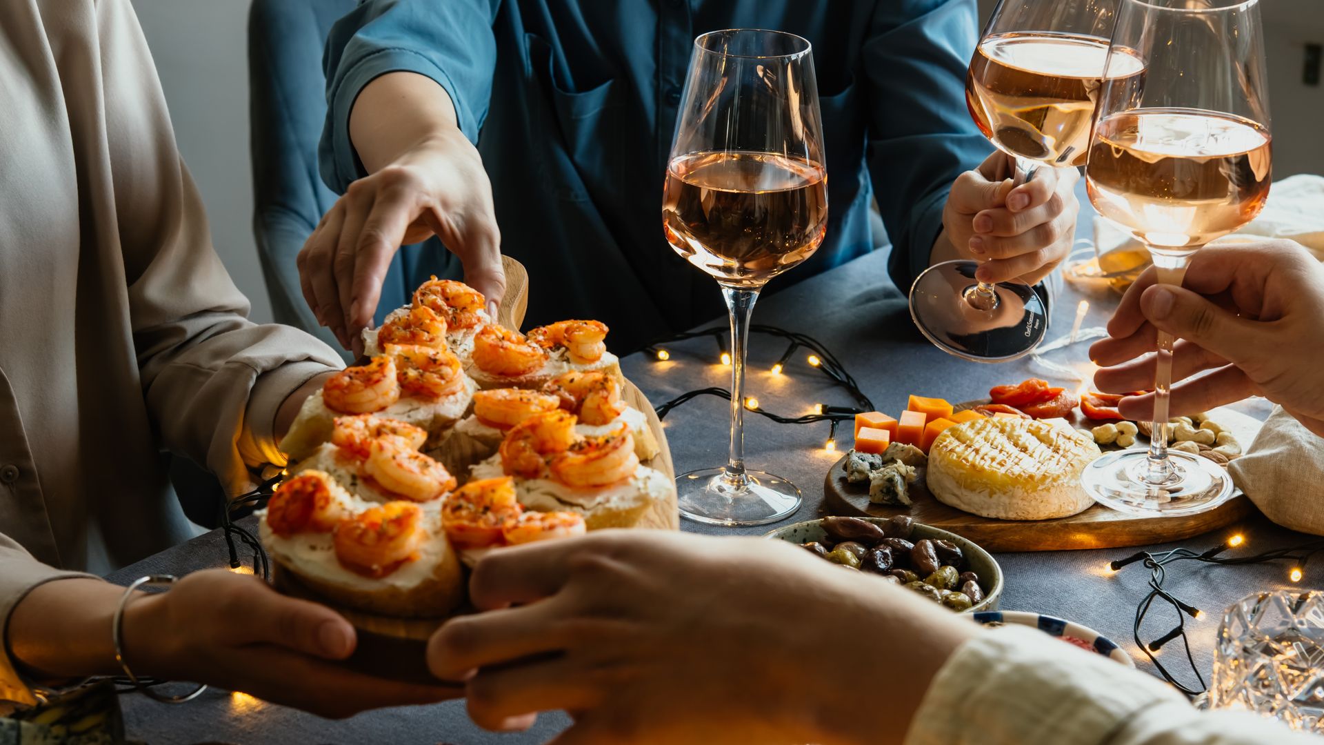 Cena de picoteo y vino rosado