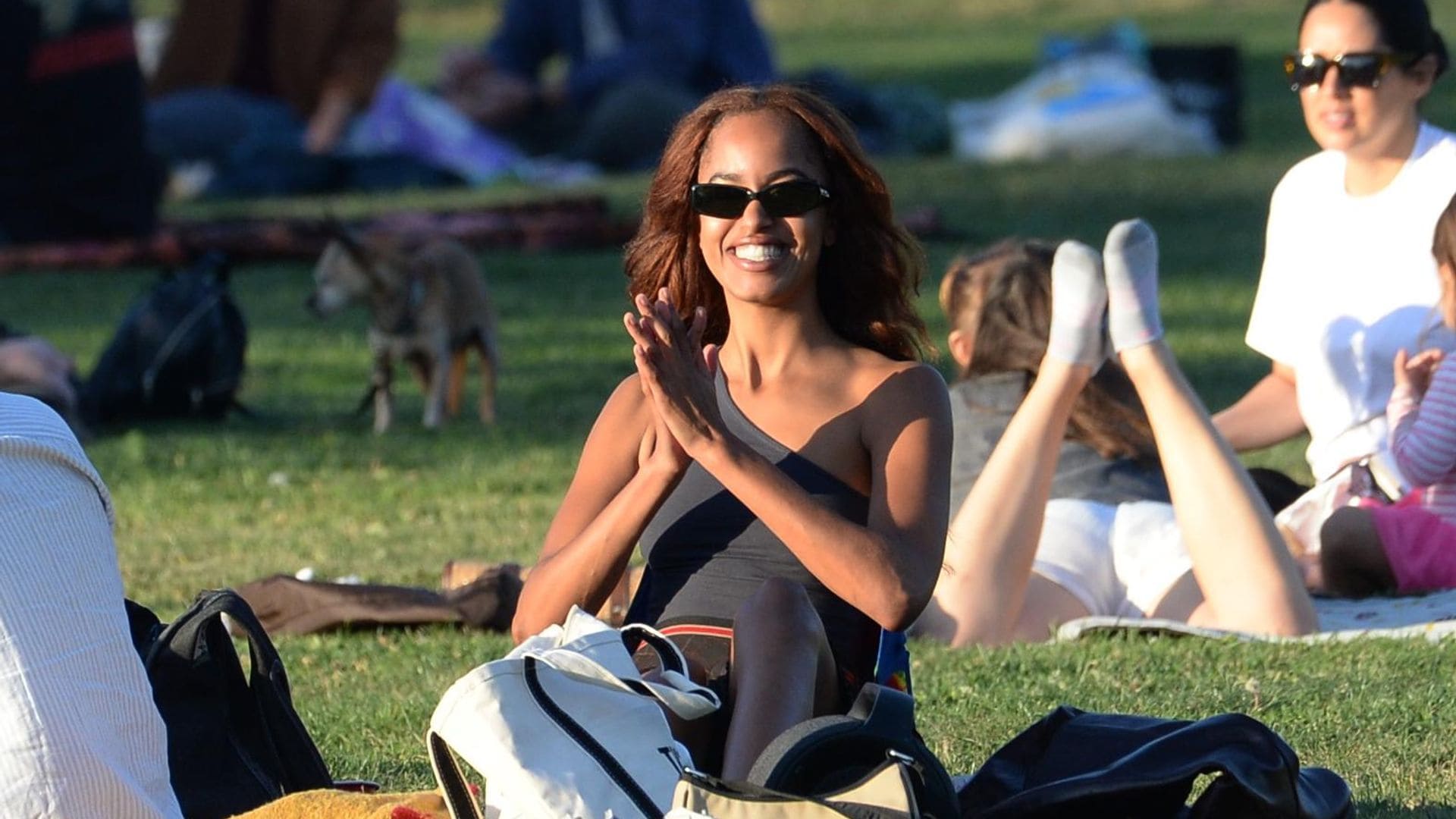 El adorable encuentro de Malia Obama con un pequeño en un parque en Los Ángeles