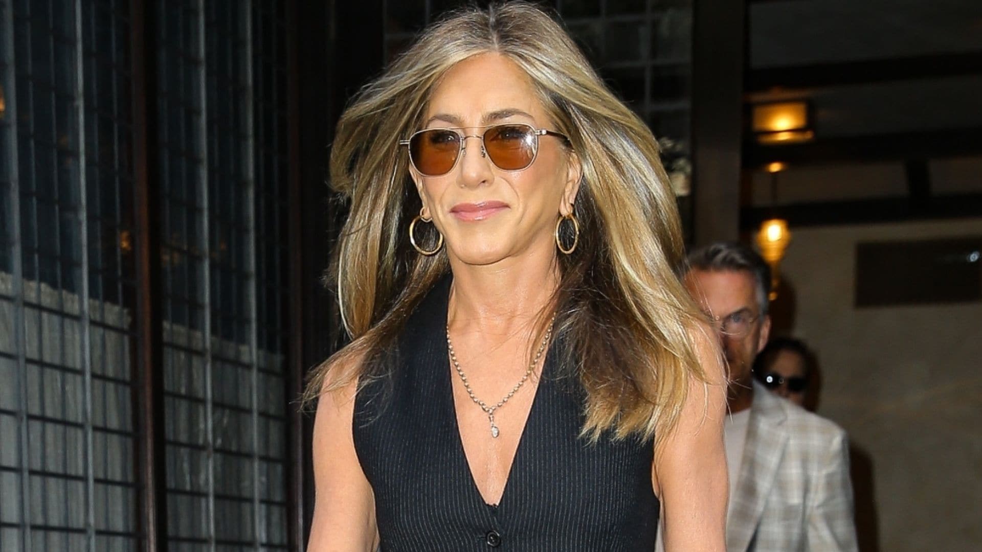 Jennifer Aniston con chaleco y pantalón