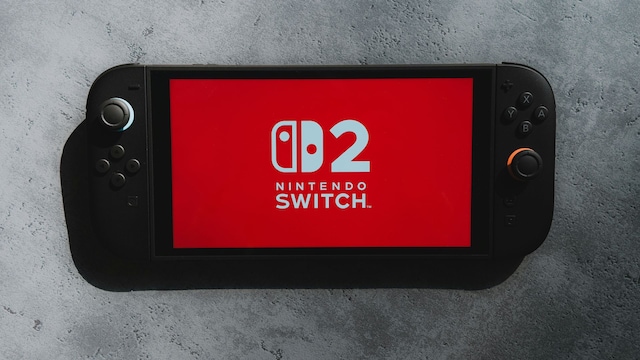 Una Nintendo Switch 2 sobre un fondo de cemento