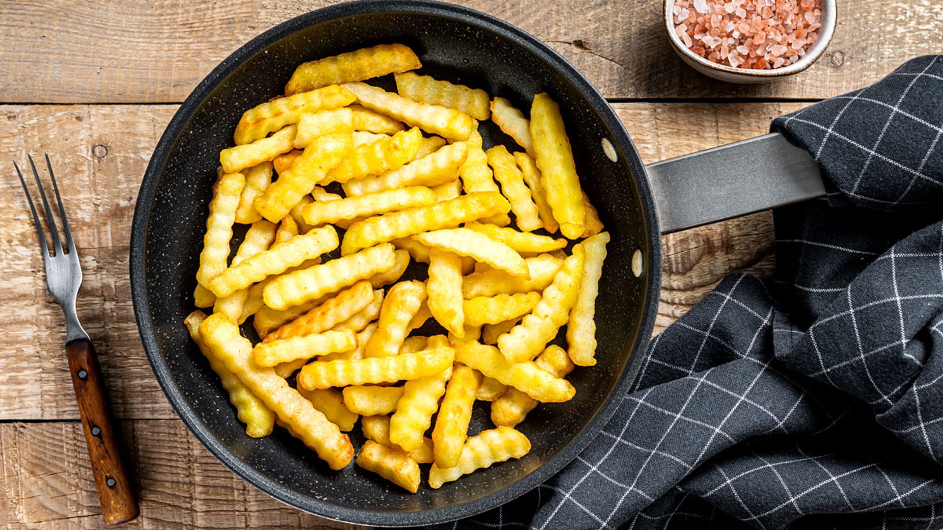 El método que utilizan los mejores chefs para conseguir unas patatas fritas crujientes 7 Merca2.es 2. Movimiento constante: la importancia de remover