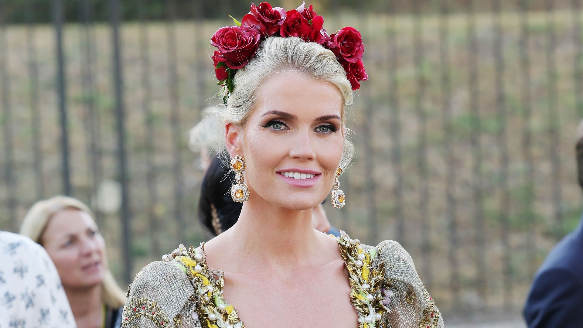 Kitty Spencer, una diosa romana (con acento británico) en el desfile más teatral de Dolce & Gabbana