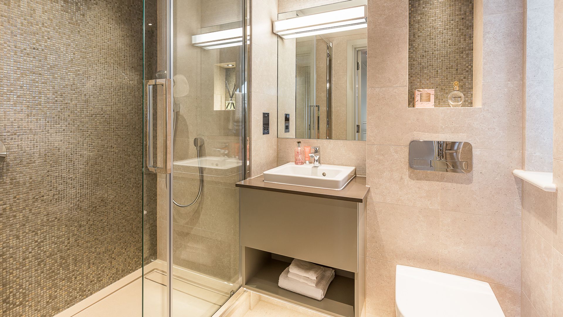 Cómo hacer que un baño pequeño parezca más grande con decisiones de diseño muy fáciles