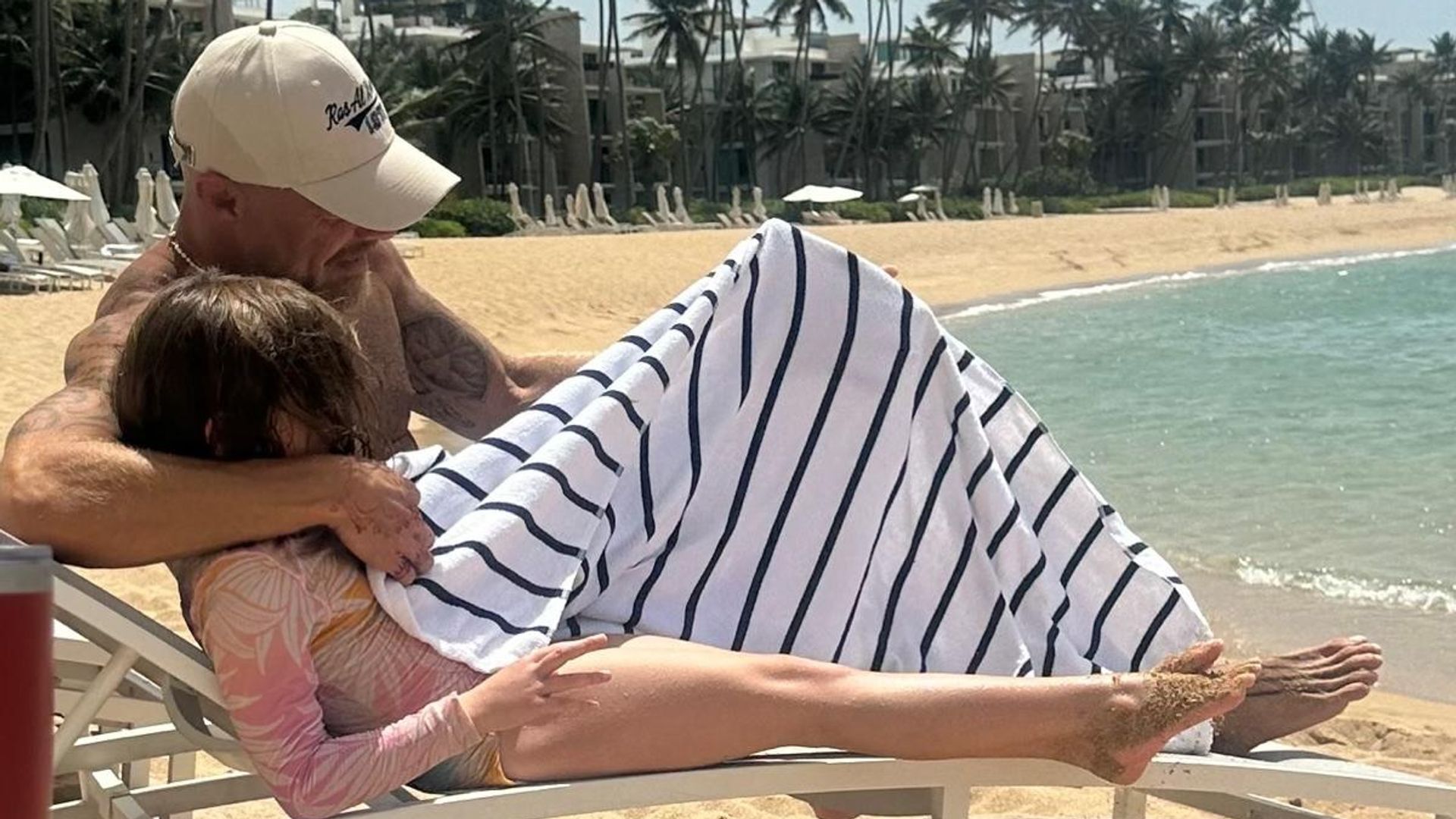 Ricky Martin mostró su lado protector mientras descansaba en la playa con su hija Lucía.