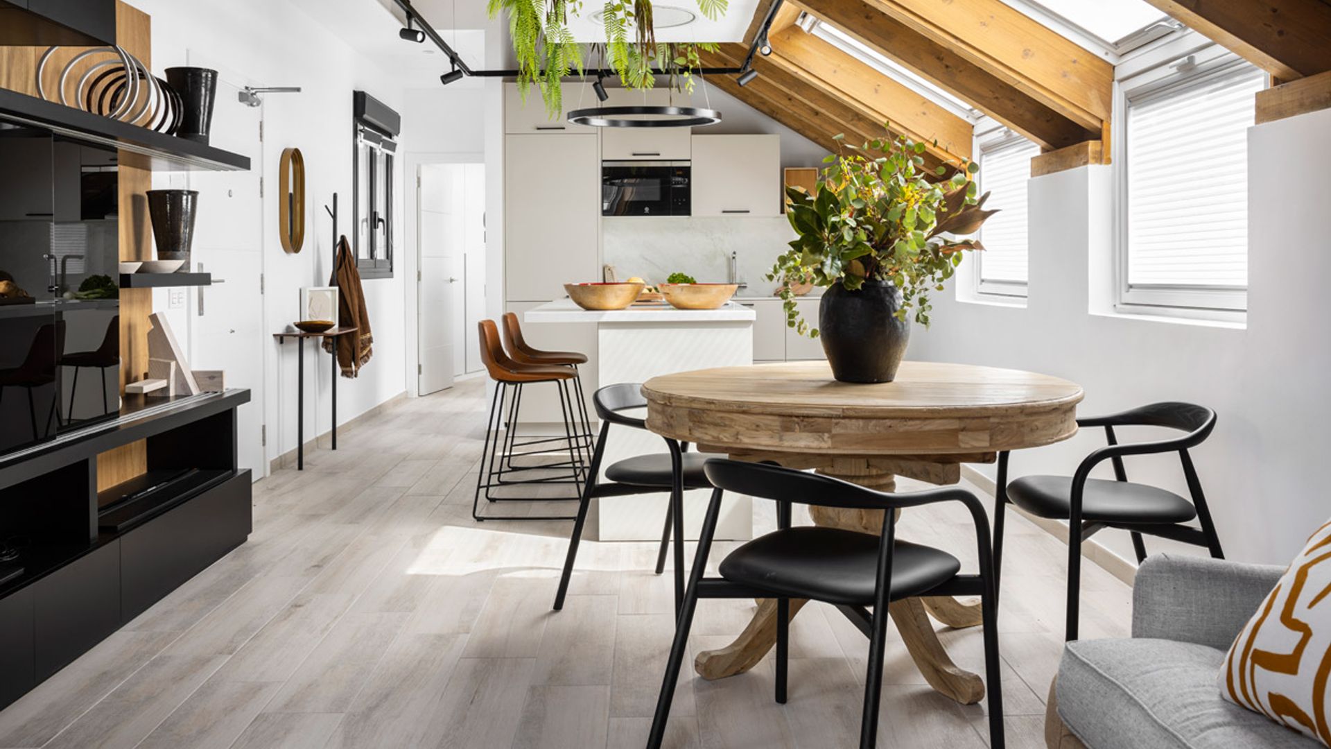 Este ático de Bilbao te enamorará por sus techos abuhardillados y su estilo contemporáneo