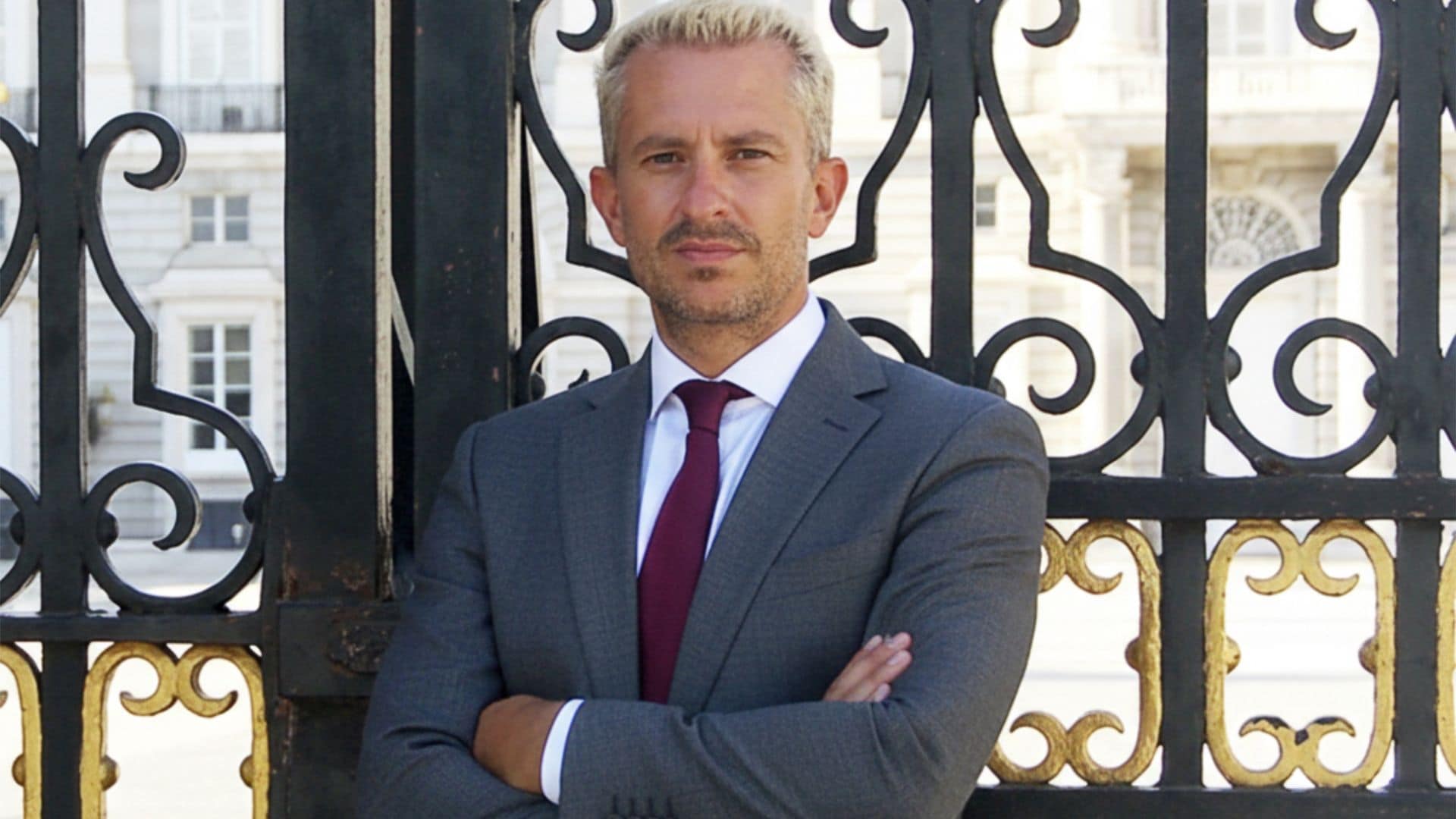 El interiorista Francisco Silván Corral delante de una puerta metálica