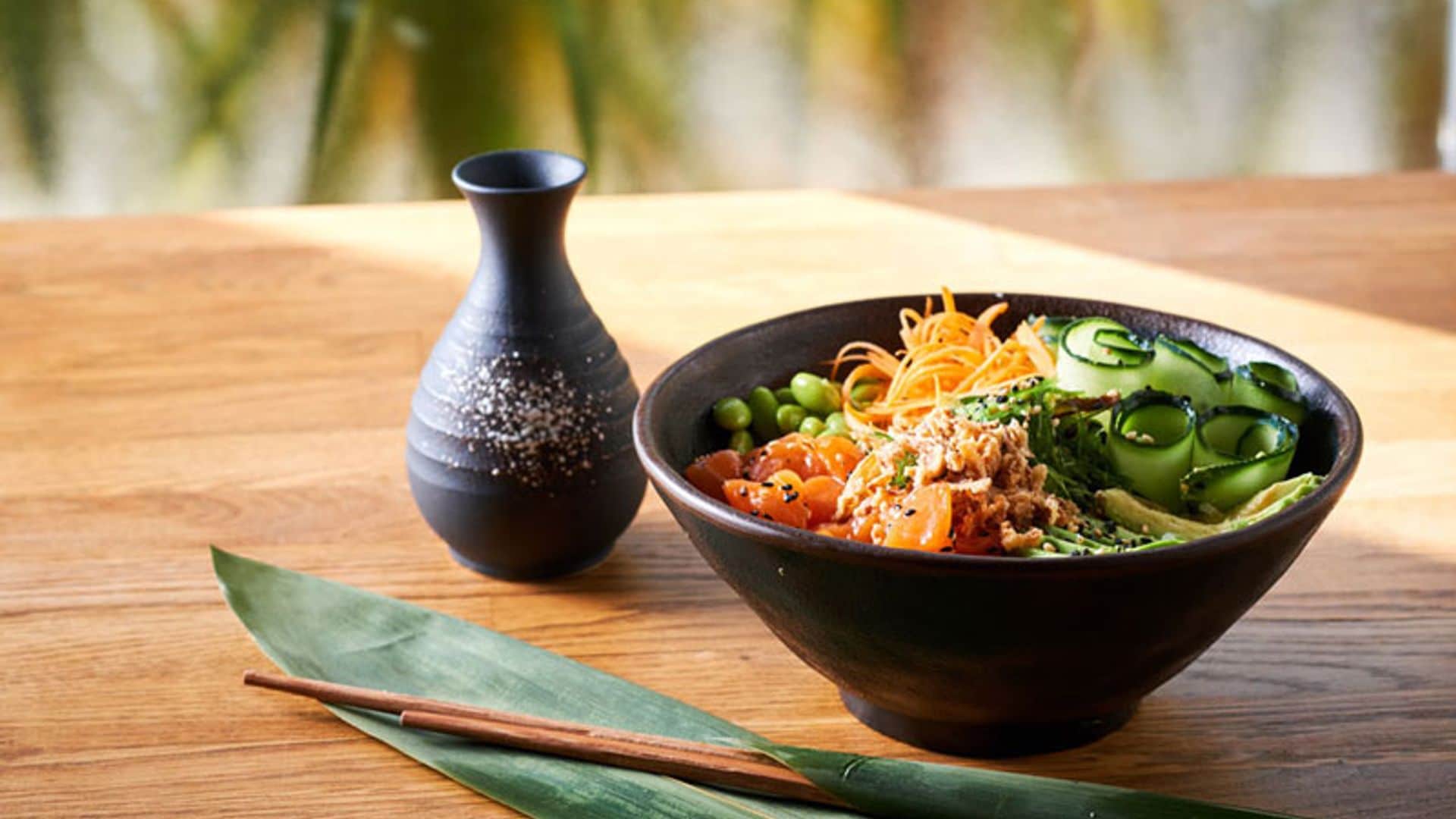 'Poke bowl' de salmón, arroz y aguacate