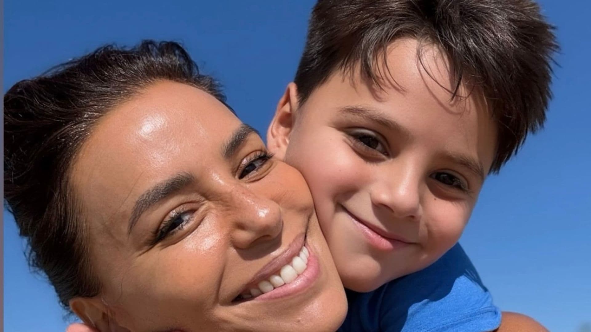 Eva Longoria y su hijo Santiago despiden las vacaciones de verano en la playa