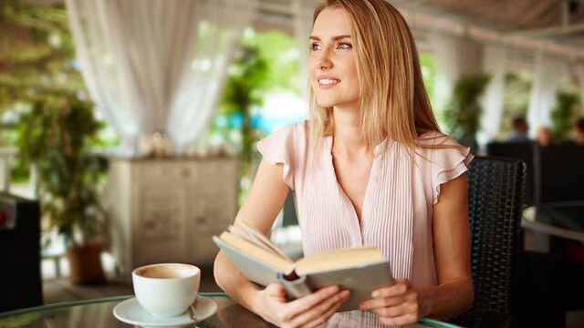 mujer libro