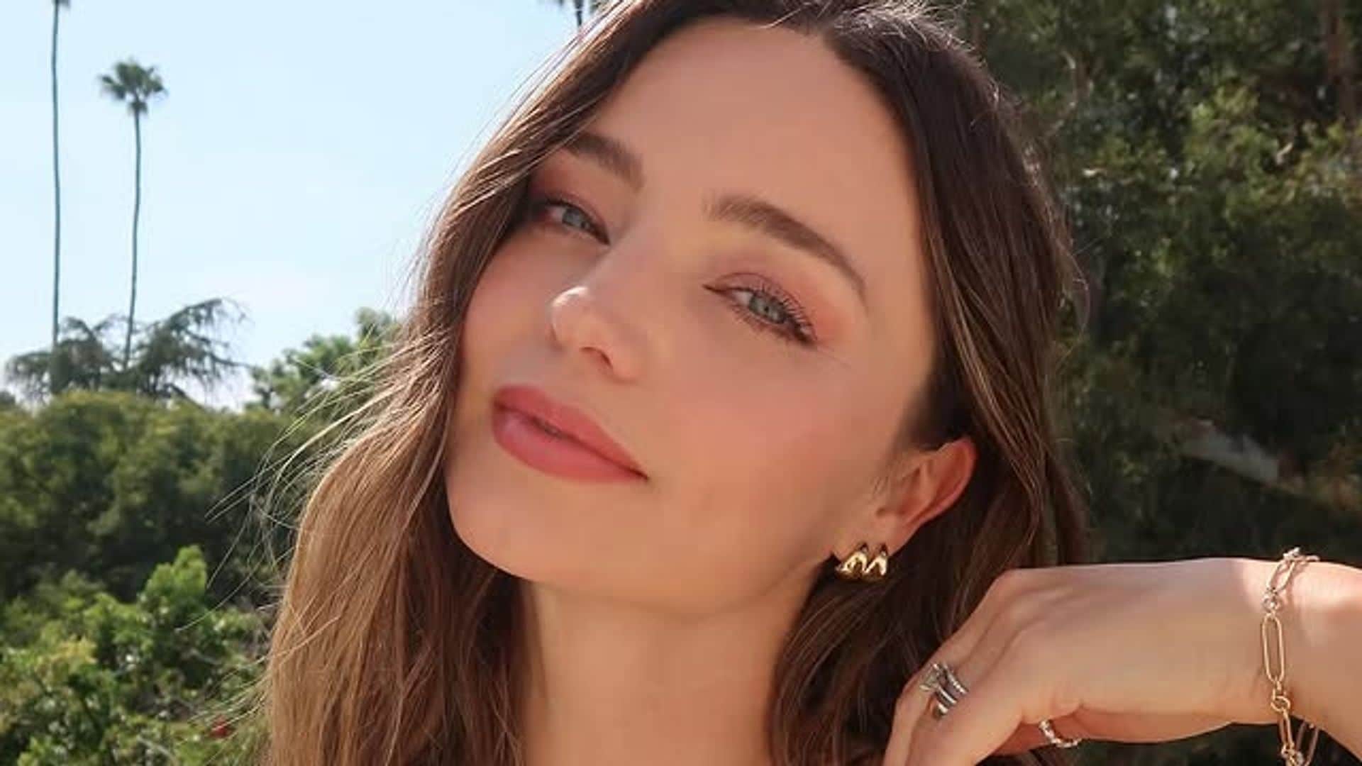 El color cereza se convierte en tendencia este verano: maquillajes luminosos y uñas que potencian el bronceado