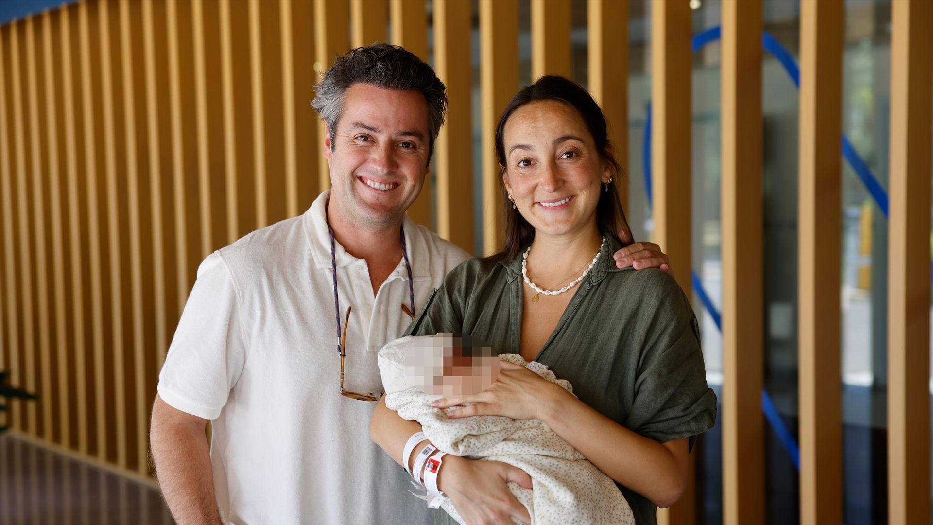 Álvaro López Huerta y Lucía Pombo junto a su hija, Lola Belén