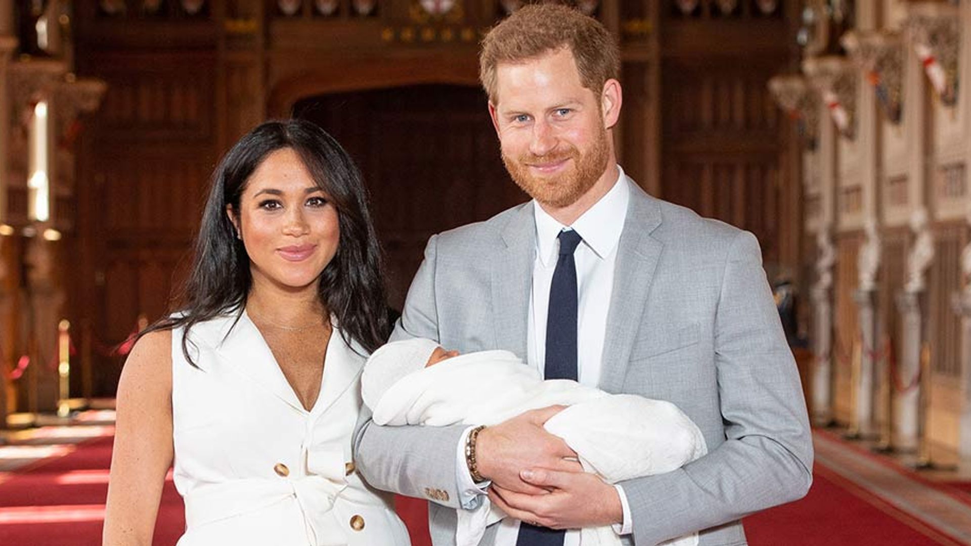 Megan Markle impone su estilo para la presentación del bebé Sussex - todos los detalles de moda