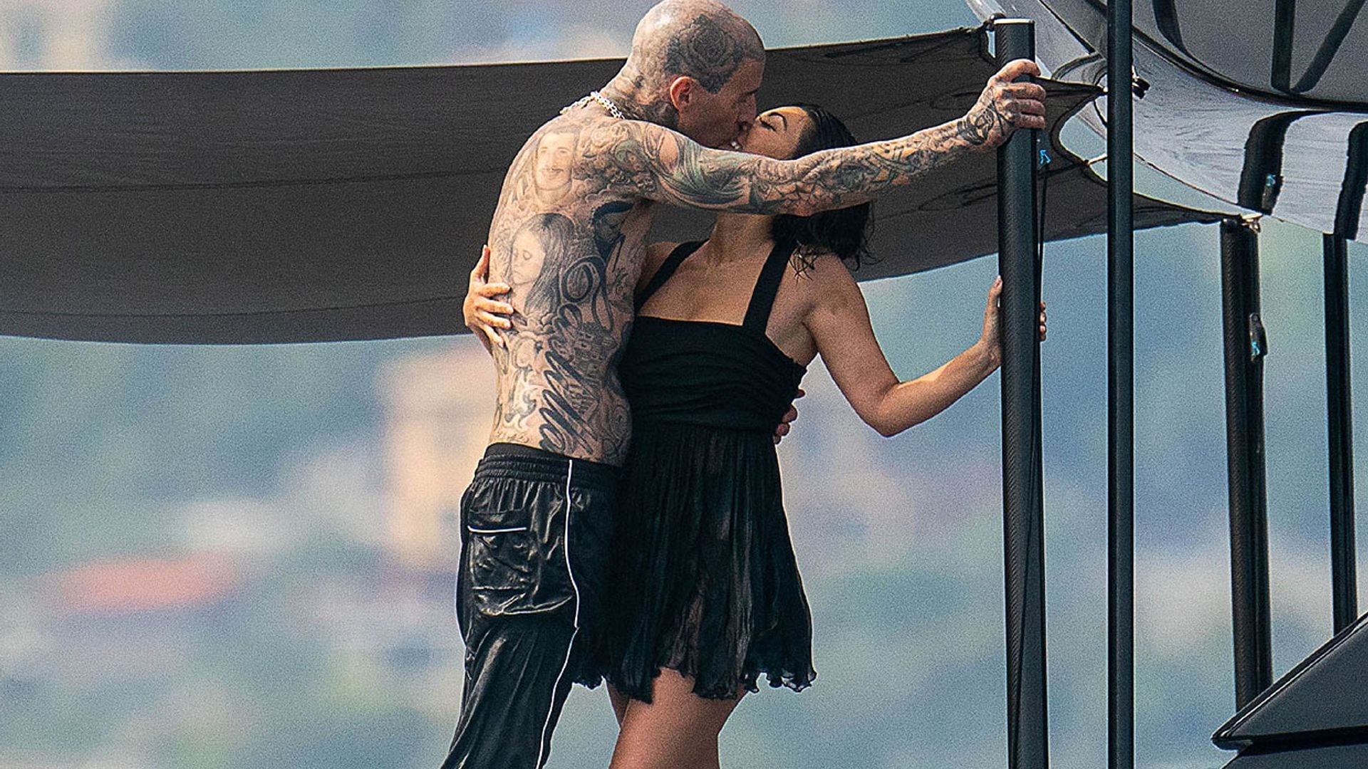 Amor a la italiana, besos y chapuzones: Kourtney Kardashian y Travis Barker empiezan su luna de miel